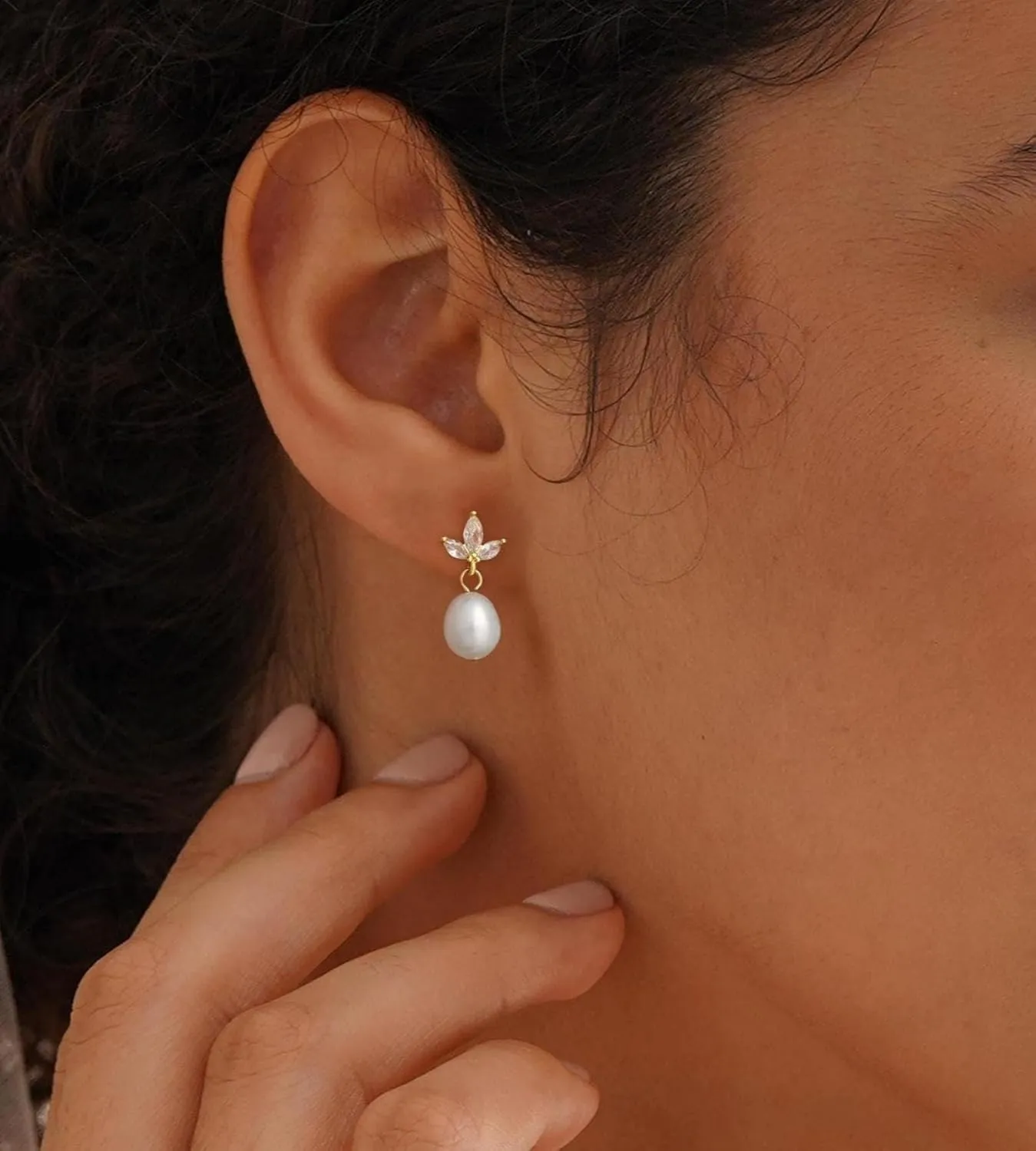 Pearl Earrings for Women Trendy, 14k Gold Plated Freshwater CZ Leaf Pearl Dangle Drop Gold Earrings Lightweight Hypoallergenic Stud Earring Bridesmaid Wedding Gold Jewelry for Women Gifts