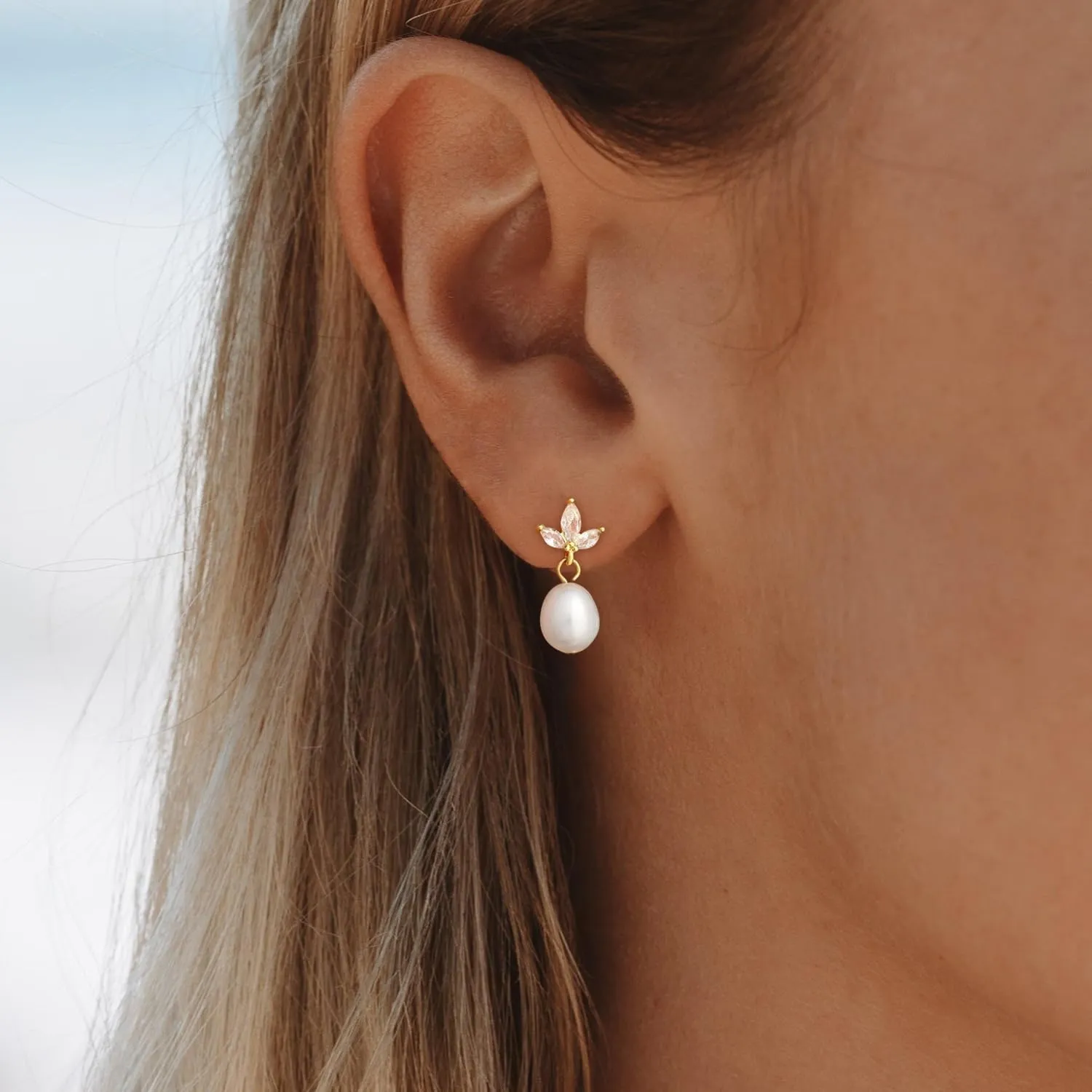Pearl Earrings for Women Trendy, 14k Gold Plated Freshwater CZ Leaf Pearl Dangle Drop Gold Earrings Lightweight Hypoallergenic Stud Earring Bridesmaid Wedding Gold Jewelry for Women Gifts