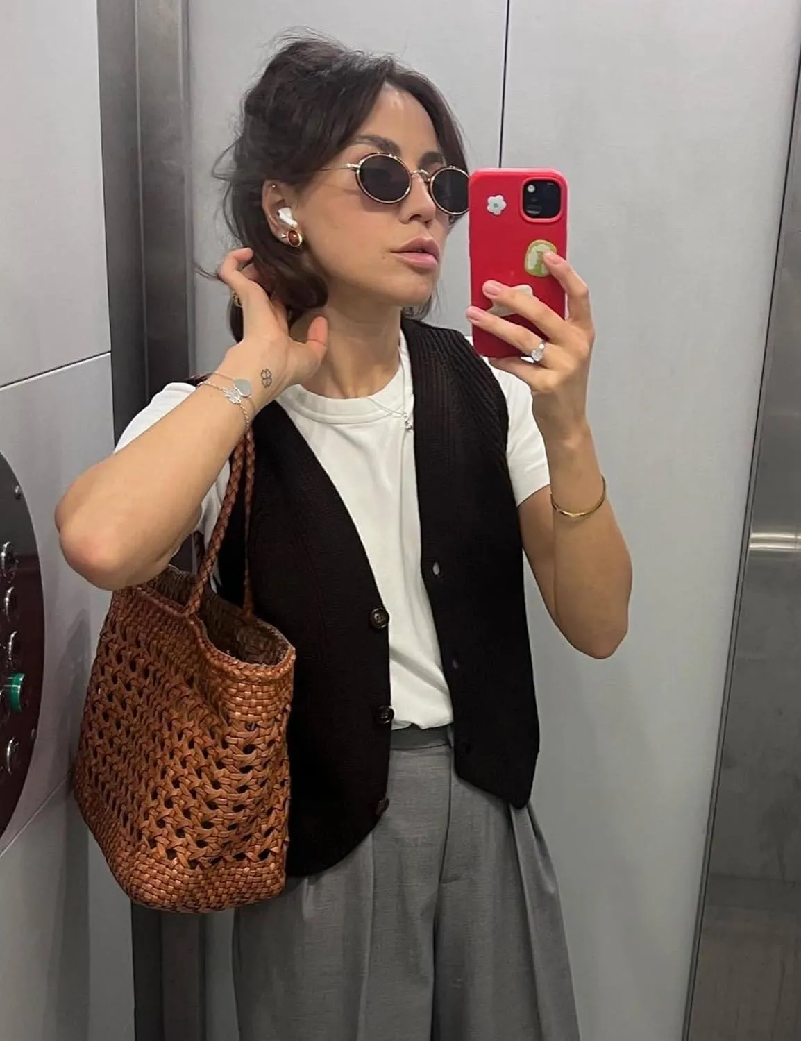 Women's Sleeveless Sweater Vest Casual V Neck Cropped Button Down Knit Vest Tank Tops